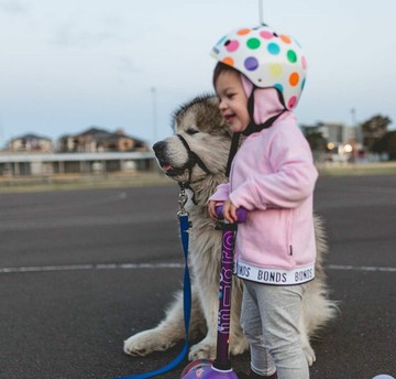 Potret Keakraban Seorang Balita Dengan Anjing Besarnya