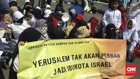 Massa Aksi Bakar Poster Trump di Kedubes AS