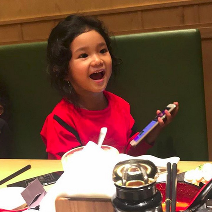 <p>Begini ekspresi happy-nya Bilqis. Nggemesin! (Foto: Instagram/ @ayutingting92)</p>