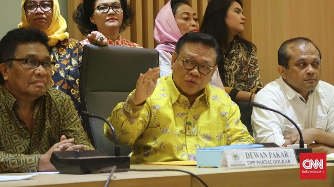 Ketua Dewan Pakar Partai Golkar Agung Laksono prihatin atas mundurnya dua pengacara Setya Novanto, Otto Hasibuan dan Fredrich Yunadi hari ini.