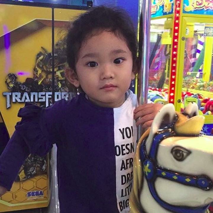 <p>Ekspresi Bilqis pas naik kuda-kudaan. Grogi apa takut, Nak? (Foto: Instagram/ @ayutingting92)</p>