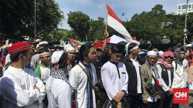 Massa aksi menyebut keputusan Donald Trump mengakui Yerusalem ibu kota Israel adalah zalim. Dalam aksi ini, perwakilan massa menemui pihak Kedubes AS.