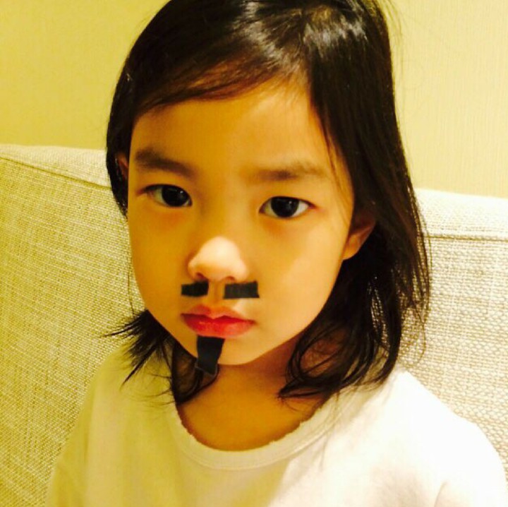 <p>Ya ampun, Haru jadi berkumis. He-he-he. (Foto: Instagram/tabloisdad)</p>