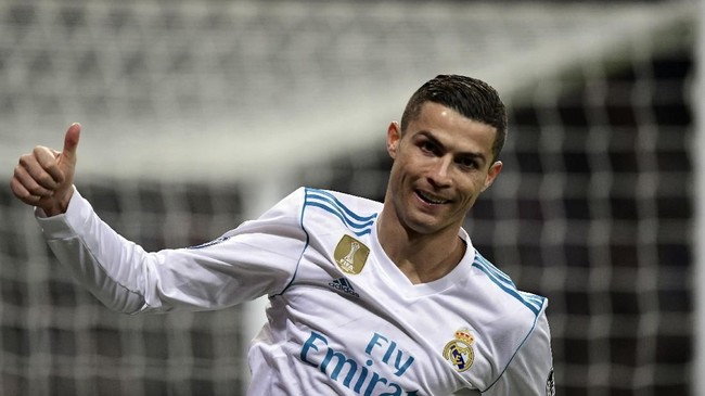 Cristiano Ronaldo identik dengan nomor tujuh. Itu pula yang membuatnya mendambakan tujuh trofi Ballon d'Or dan tujuh anak.