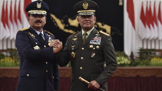 Jenderal TNI Gatot Nurmantyo melakukan serah terima jabatan Panglima TNI kepada penggantinya Marsekal TNI Hadi Tjahjanto, di Mabes TNI Cilangkap, Sabtu (9/12).