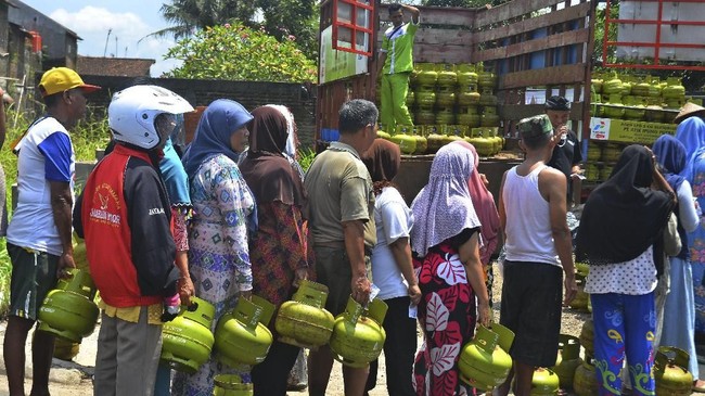 Banggar DPR meminta pemerintah memastikan LPG 3 Kg tidak diperjual-belikan bebas. Distribusi LPG 3 Kg diusulkan dilakukan dengan skema by name by address.