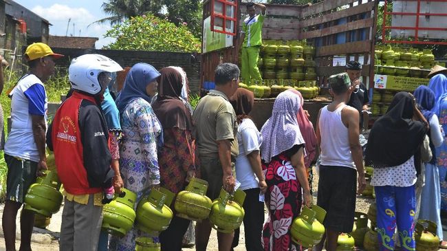 DPR Usul Distribusi LPG 3 Kg <i>By Name By Address</i> Banggar DPR meminta pemerintah memastikan LPG 3 Kg tidak diperjual-belikan bebas. Distribusi LPG 3 Kg diusulkan dilakukan dengan skema by name by address.