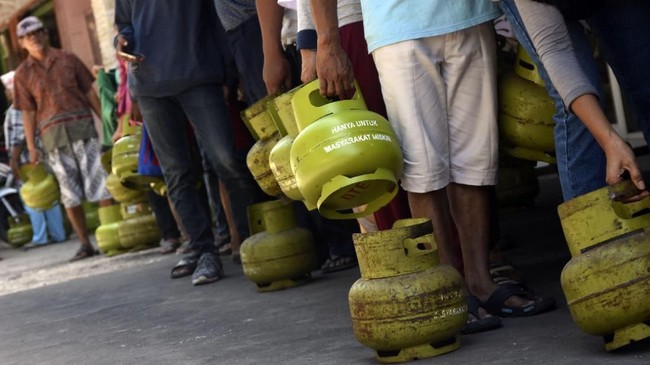 Kementerian ESDM tengah mengkaji dua skema pembelian elpiji 3 kg bersubsidi, yaitu menempel barcode di setiap tabung atau pembelian melalui kartu khusus.