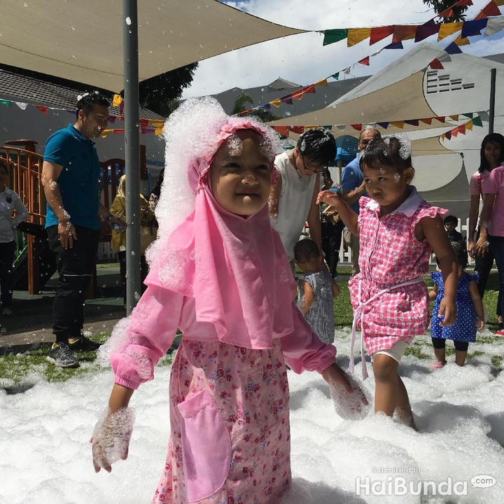 <p>Happy banget anak yang satu ini main 'salju'.</p>
