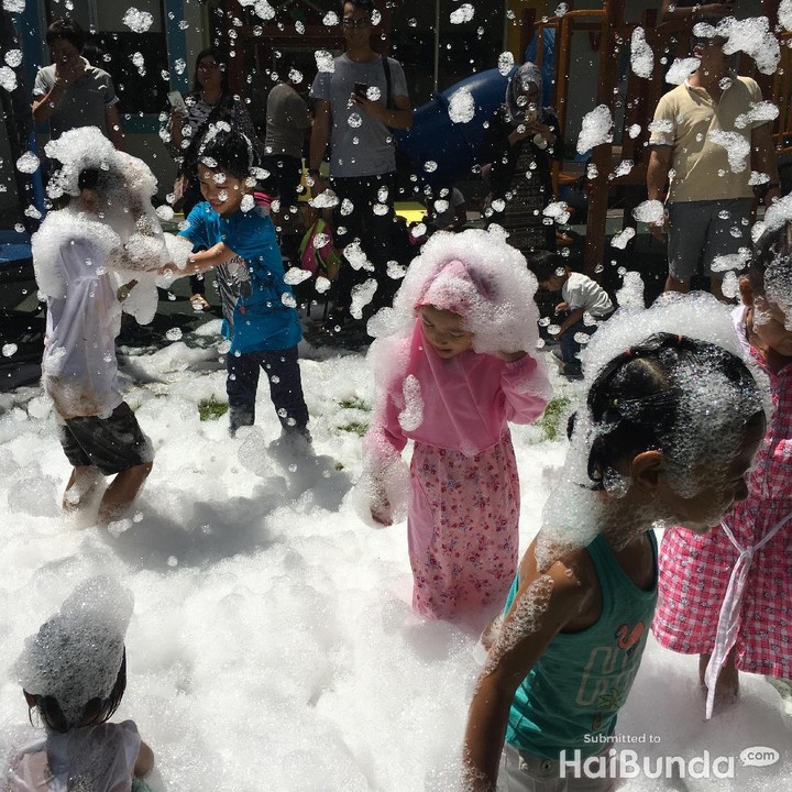 <p>Walaupun 'salju' ini busa sabun, tapi anak-anak tetap happy lho.</p>