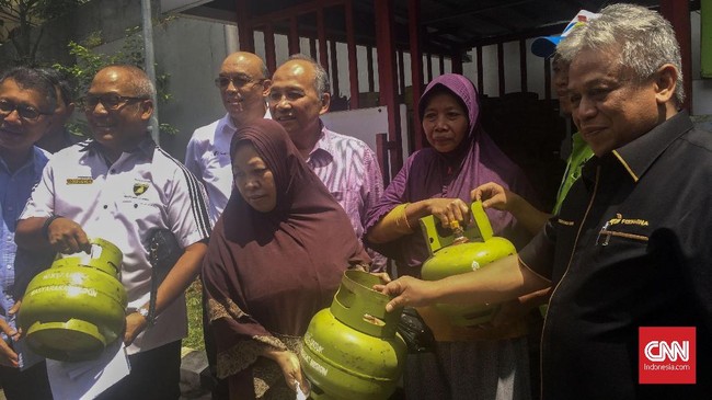 Pertamina menambah pasokan elpiji dari hair-hari biasanya sebanyak 20,4 ribu metrik ton menjadi 20,8 ribu metrik ton per hari jelang perayaan natal.