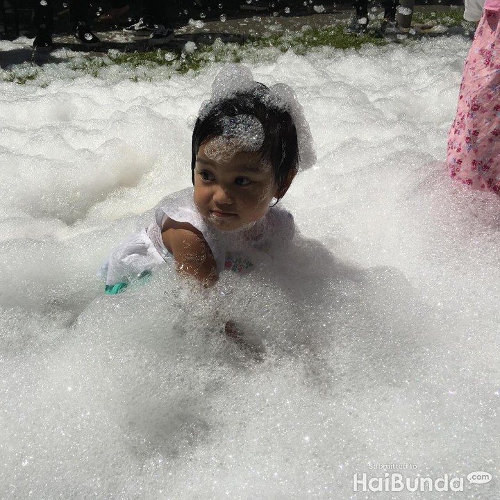 <p>Serasa mandi 'salju' alias mandi busa ya, Nak. He-he-he.</p>