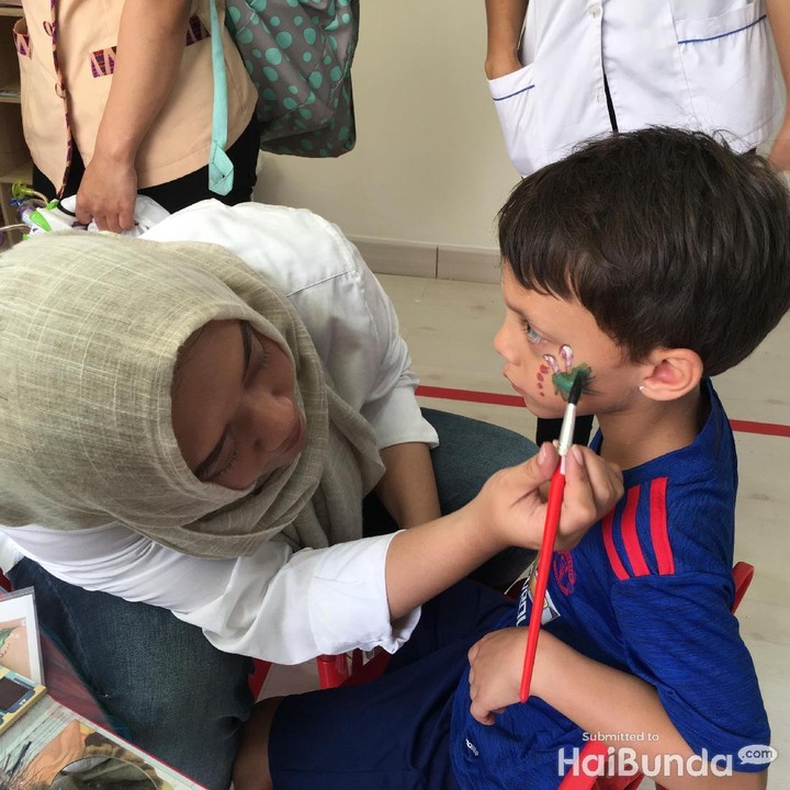 <p>Hmm, serius banget nih anak yang satu ini pas lagi di-face painting.</p>