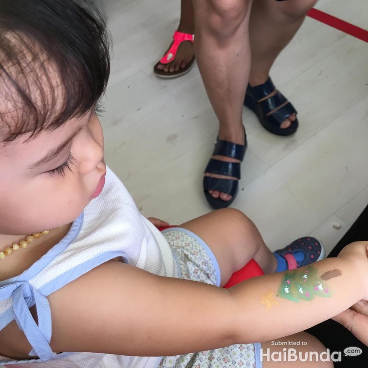 <p>Agak beda. Si kecil yang satu ini minta digambarkan pohon cemara. </p>