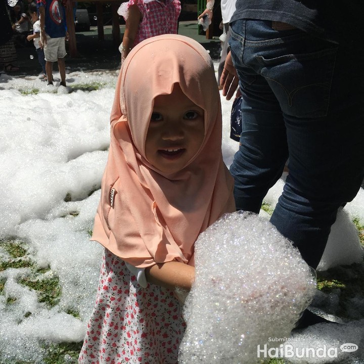 <p>Kayak anak yang satu ini, senang banget bisa dapat 'salju'.</p>