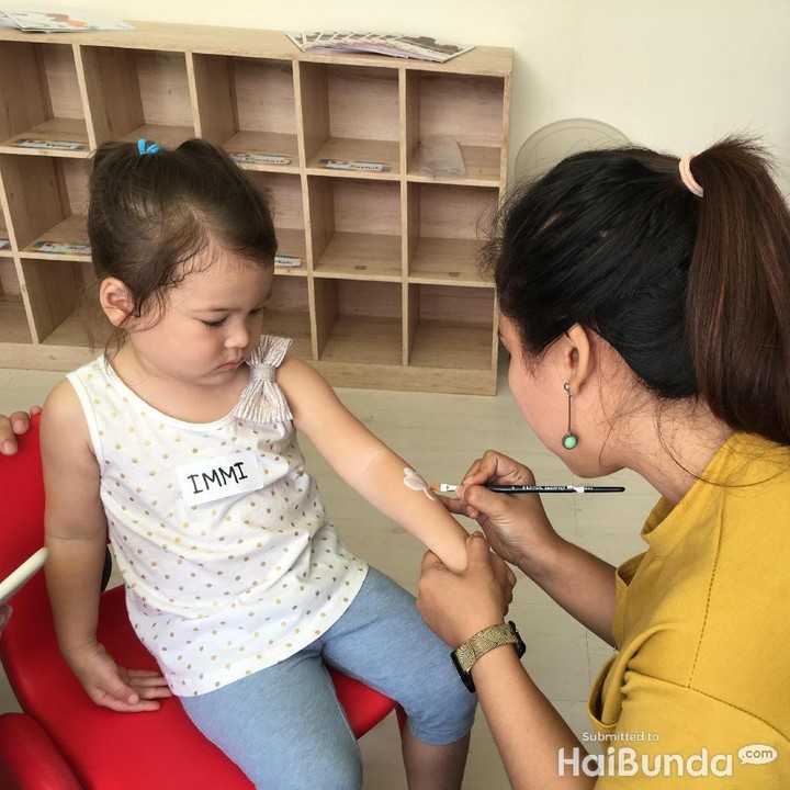 <p>Kalau yang ini tangannya minta digambari Olaf tapi versi kecil.</p>