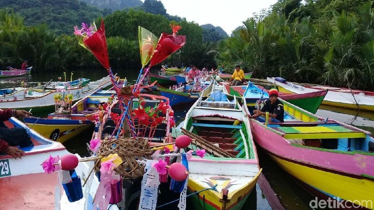 Kebudayaan Indonesia beragam, begitu pula dengan tradisi saat merayakan Maulid Nabi. Berikut 7 tradisi unik yang Bunda bisa beri tahu ke anak.