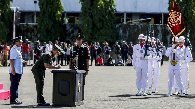 Gatot Nurmantyo menegaskan dirinya tidak akan berbicara soal politik praktis sebelum pensiun pada Maret 2018 nanti.