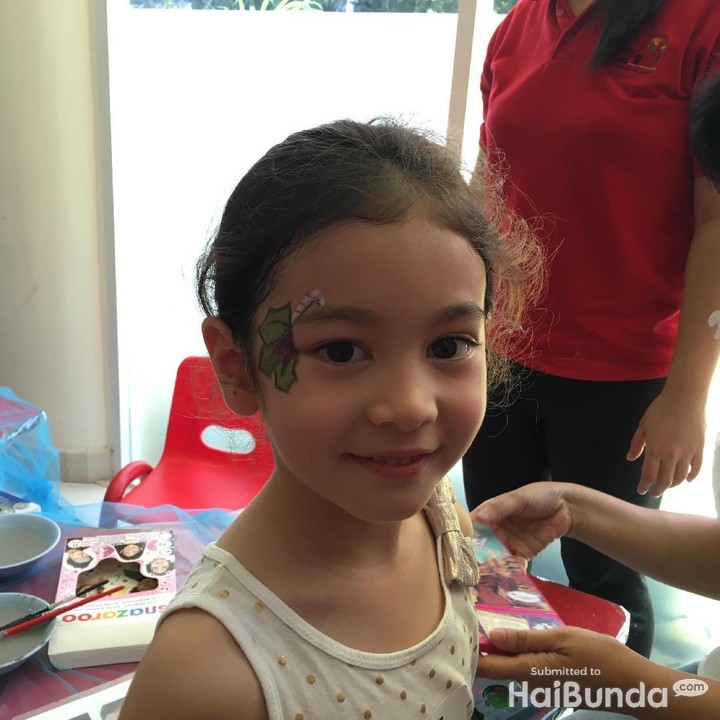 <p>Dengan face painting, anak ini makin cantik ya.</p>