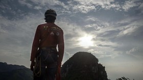Uji Nyali di Curamnya Tebing Gunung Parang Purwakarta