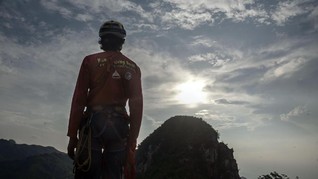 Uji Nyali di Curamnya Tebing Gunung Parang Purwakarta