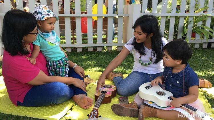 Ngajak si kecil main alat musik, salah satunya ukulele? Boleh banget lho, Bun.