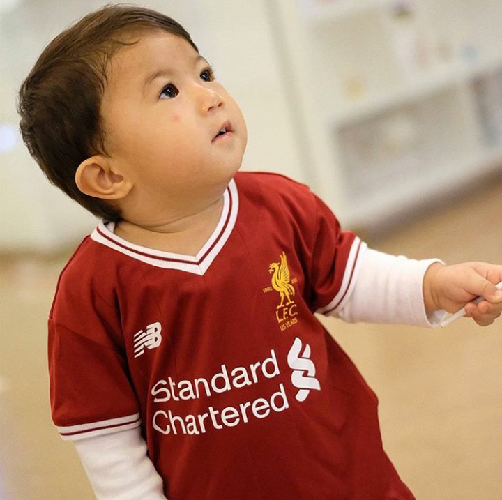 <div>Sang ayah adalah penggemar klub sepakbola Liverpool. Jadi nggak heran deh kalau Baby Uta selalu pakai jersey Liverpool. (Foto: Instagram @kinosnoski)</div>