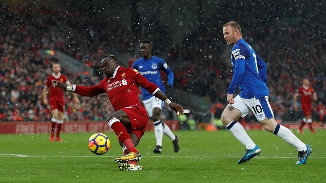 Menit ke-43 Mohamed Salah menjadi pembeda. Melewati penjagagan Cuco Martina dan Idrisa Gueye, Salah melepaskan tembakan melengkung dari sisi kiri kotak penalti.