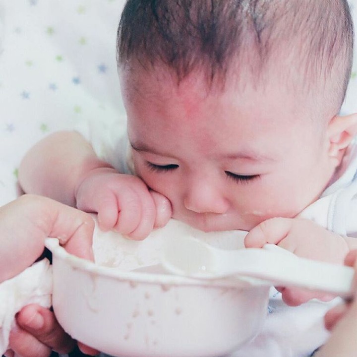<div>Nggak sabar disuapin ibun, akhirnya makan langsung dari mangkok deh. (Foto: Instagram @missnyctagina)</div>
