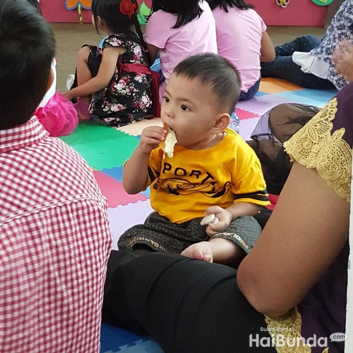 <div>Eh, ada yang lapar lho di tengah-tengah acara. Hi-hi-hi.</div>