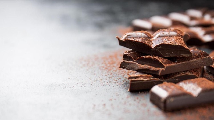 Daripada ngemil gorengan, mendingan kamu makan cokelat aja, Nak.