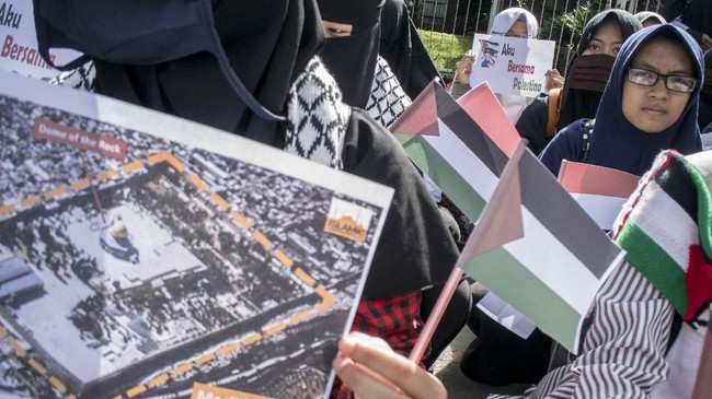 Koordinator Kontras Yati Andriyani menilai pemerintah Indonesia punya kapasitas politk yang cukup kuat di tingkat internasional, terutama dalam isu Palestina.