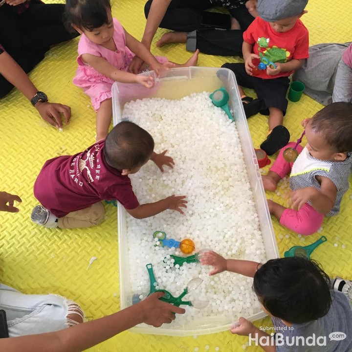 <p>'Cuma' ngudek-ngudek water beads ini aja anak-anak udah senang dan penasaran banget, Bun.</p>