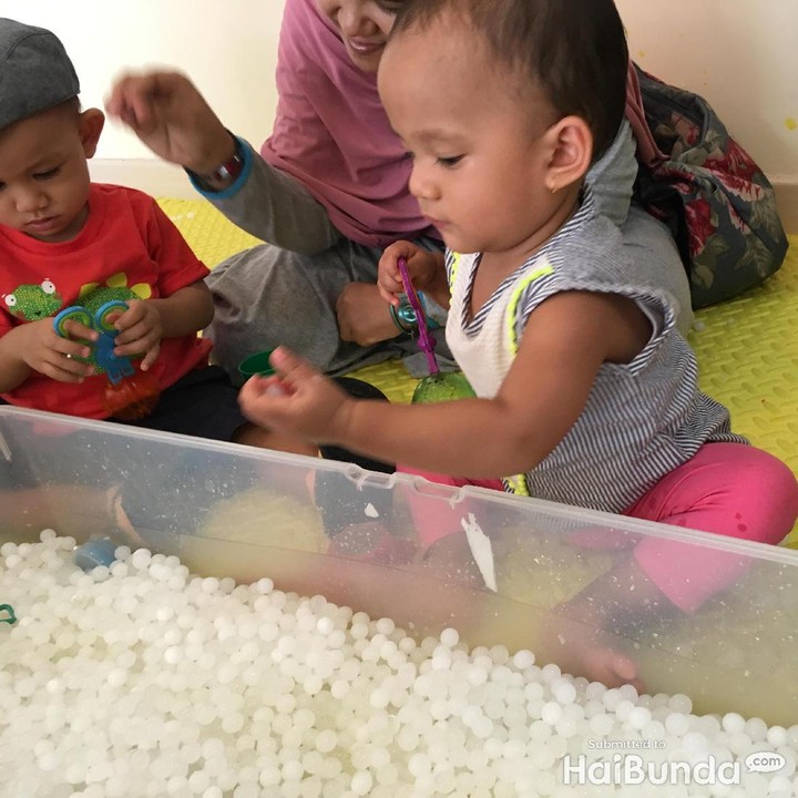 <p>Ada yang mengambil water beads-nya, terus diremes deh. He-he-he. Kegiatan kayak gini berkaitan sama kemampuan sensori anak karena anak bisa meraba bentuk dan tekstur water beads-nya</p>