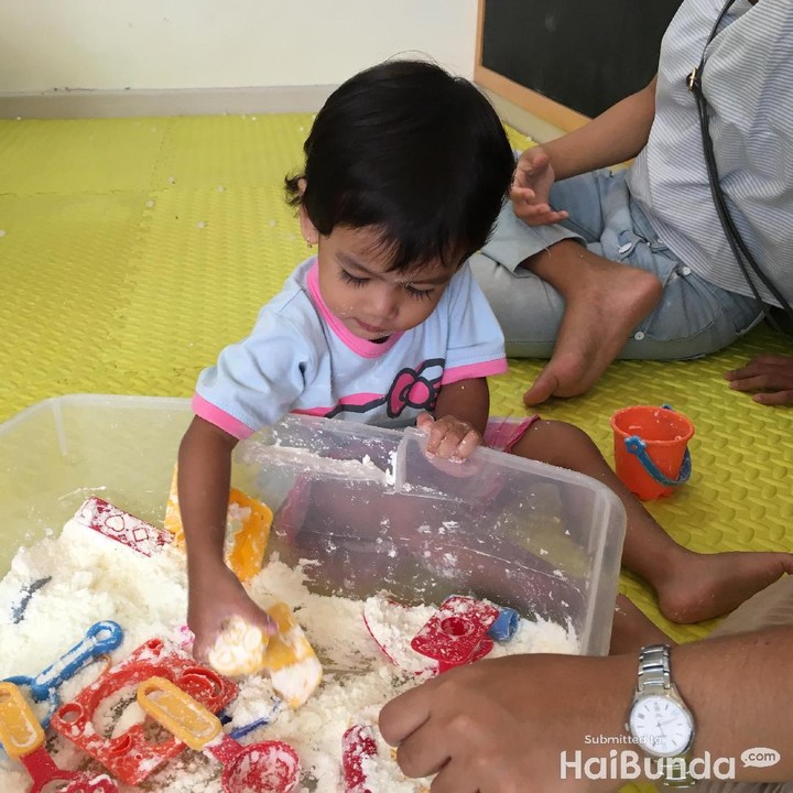 <p>Waktunya main pasir. Dengan memegang pasir mainan berbahan dasar tepung ini, anak bisa belajar tekstur dan melatih kemampuan sensorinya.</p>