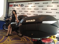 Musim Hujan Tiba, Penjual Box Motor Tersenyum Gembira