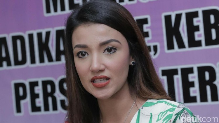 Tsania Marwa Artis sinetron Tsania Marwa saat konferensi pers di gedung Komnas Anak, Jakarta, Minggu, (10/12/2017).