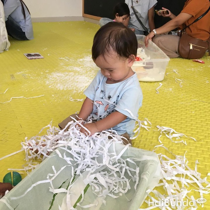 <p>Cuma dengan mainin potongan kertas kayak gini, anak bisa melatih kemampuan sensorinya, salah satunya penglihatan dan perabaan.</p>