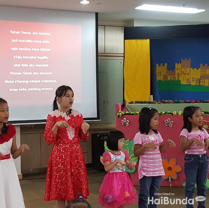 <div>Lihat, kompak banget kan semuanya bernyanyi.</div>