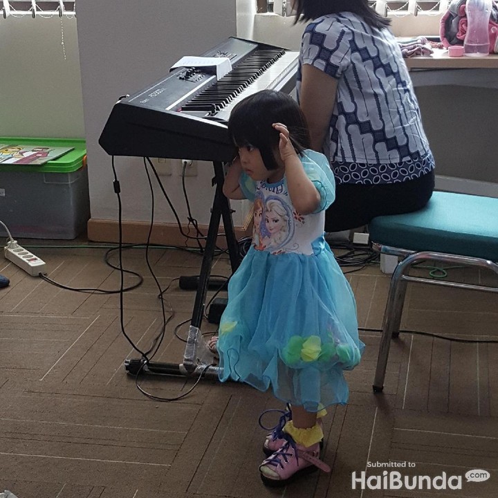 <div>Wah, Nak, serius banget, dengerin apa sih? Hi-hi.</div>