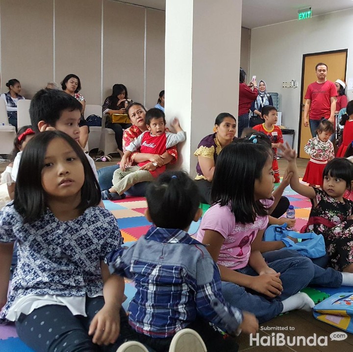 <div>Hmm, anak-anak ini lagi ngapain ya? Serius banget.</div>