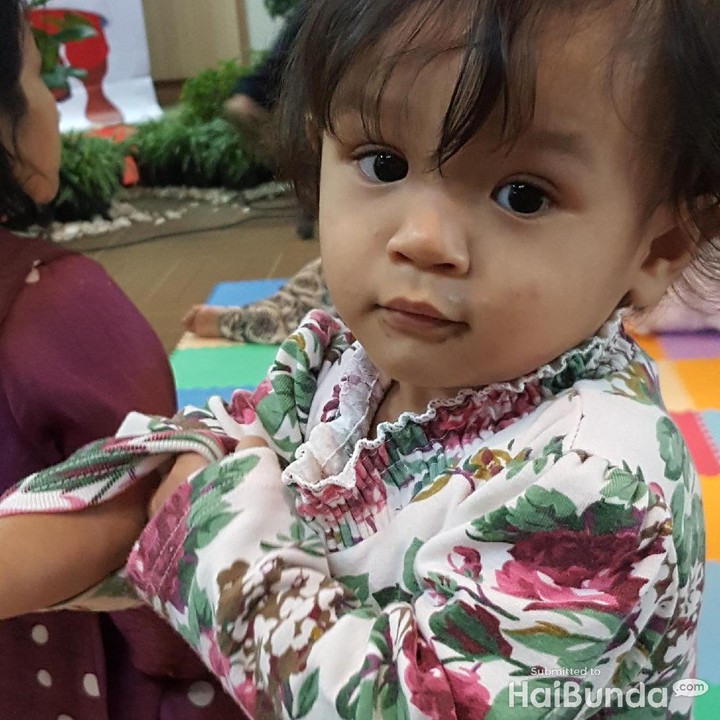 <div>Ya ampun! Anak ini makin nggemesin dengan cokelat di mulutnya, he-he-he.</div>