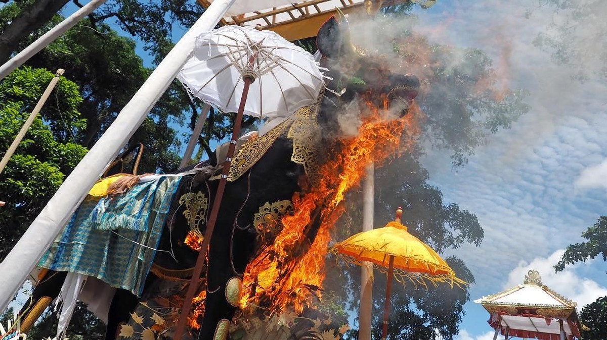FOTO: Ngaben, Bentuk Ikhlas di Tengah Duka