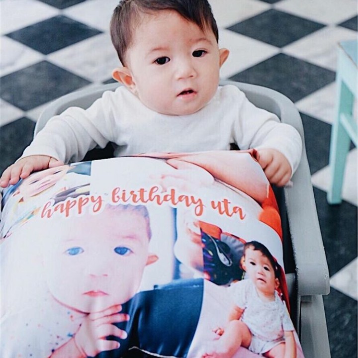 <div>Pegang bantal kado ulang tahun pertamanya nih. (Foto: Instagram @missnyctagina)</div>