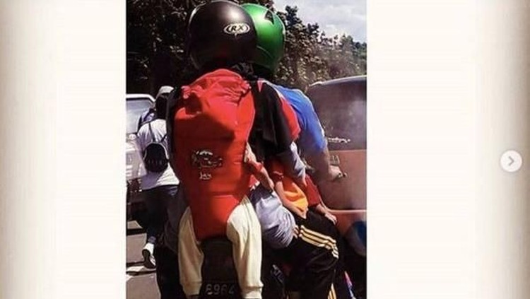 Saat membonceng sepeda motor, agar nggak kesempitan, anak pun digendong di belakang. Hmm, gimana menurut Bunda?