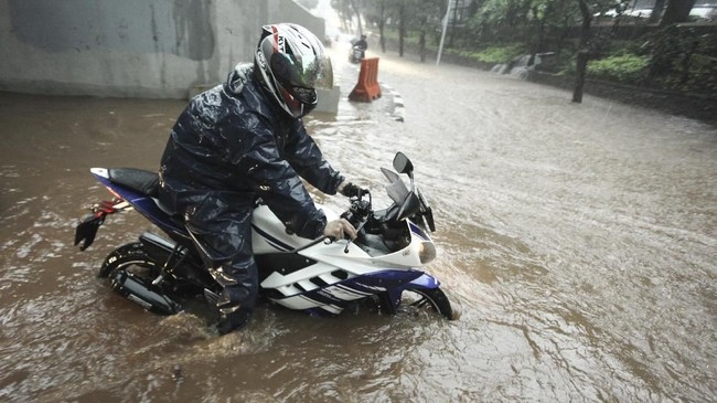 Sejumlah ruas jalan dan rumah warga terendam air akibat jebolnya tanggul di RT. 03/06 Kelurahan Jatipadang, Jakarta Selatan.