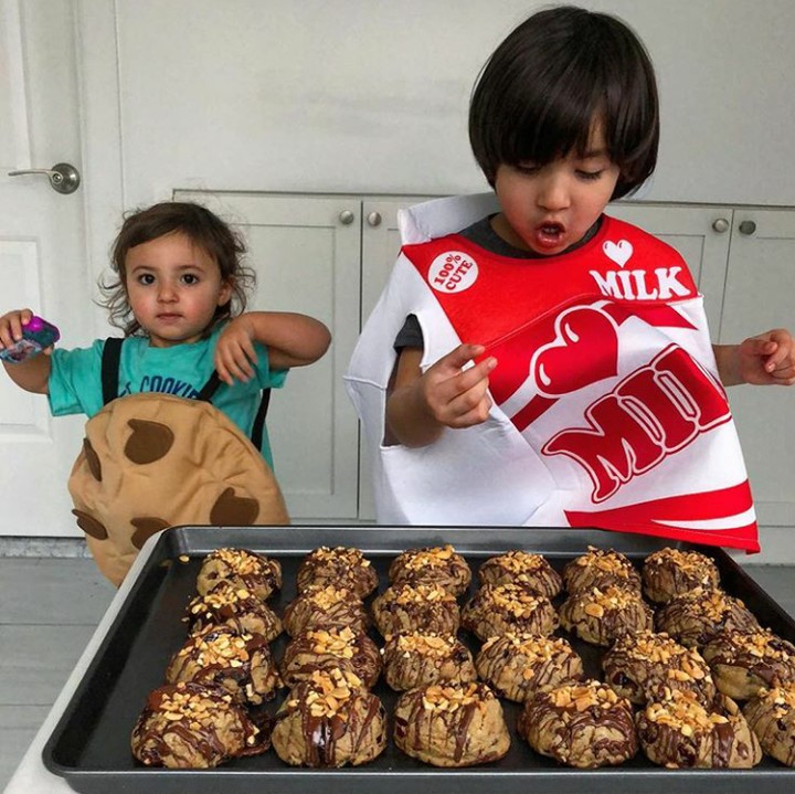 <p>Sama kompaknya, kakak beradik ini bikin kue cookies pakai kostum cookies.  (Foto: Instagram @foodbabyny)  </p>