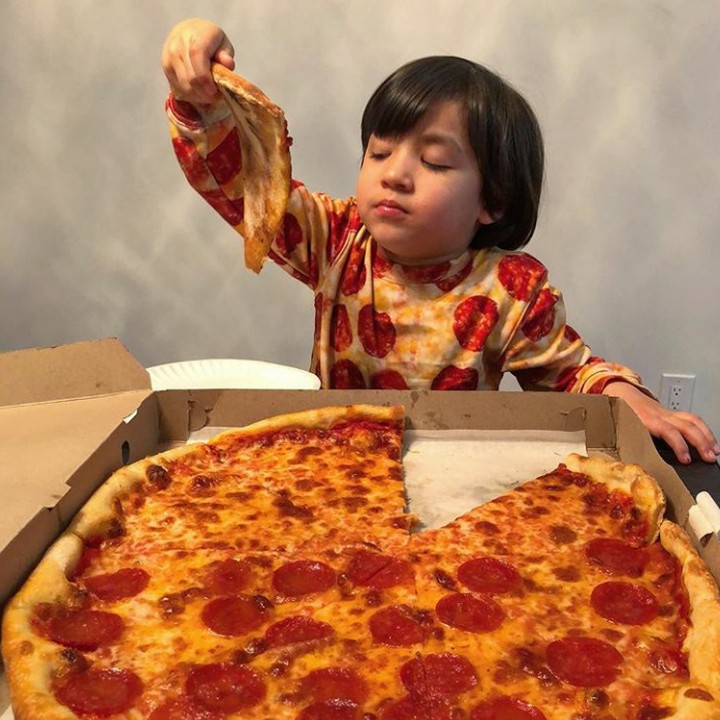 <p>Lucu deh, makan pizza sampai pakai kostum pizza. (Foto: Instagram @foodbabyny)  </p>