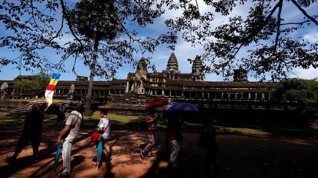 Seorang warga Indonesia yang belakangan diketahui bernama Enen Cahyati ditemukan tewas di sebuah kamar hotel di Kamboja pada Minggu (25/3).
