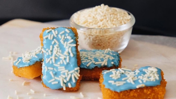 Bunda tertarik bikin pisang nugget sendiri di rumah? Membuatnya cukup mudah kok. Yuk, simak tips menggoreng pisang nugget yang enak dan renyah berikut ini.